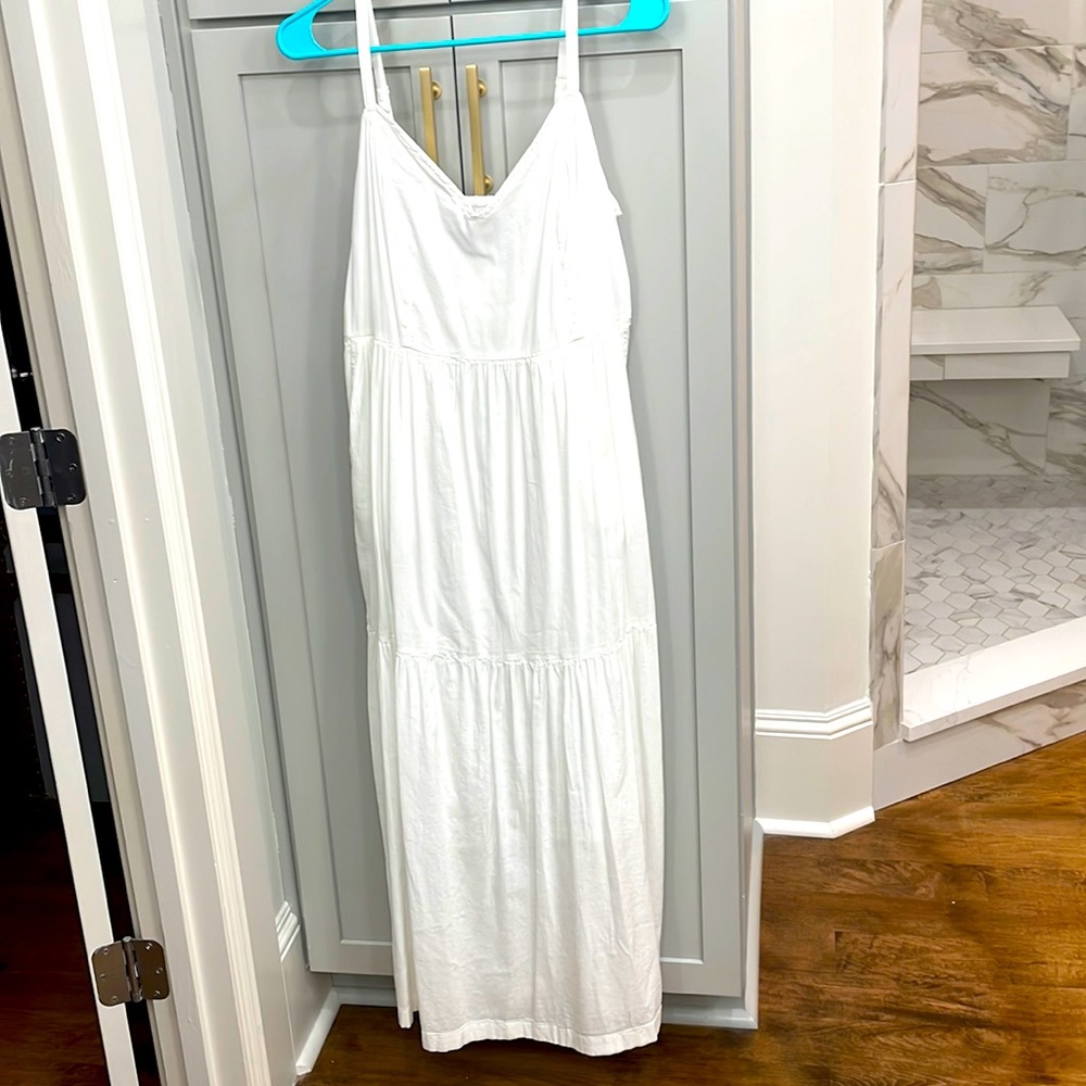 White tiered maxi dress lined with pockets. Size small